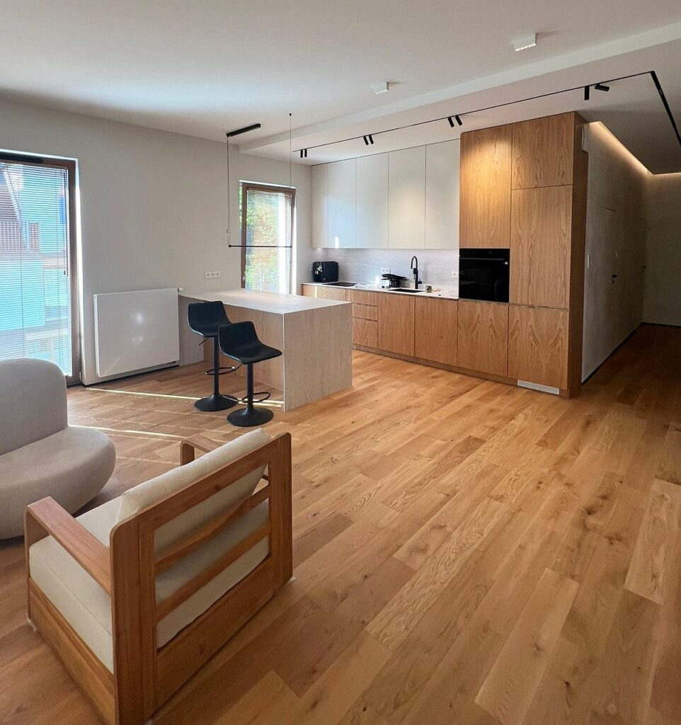 widok na salon i aneks kuchenny, apartament w Gdyni