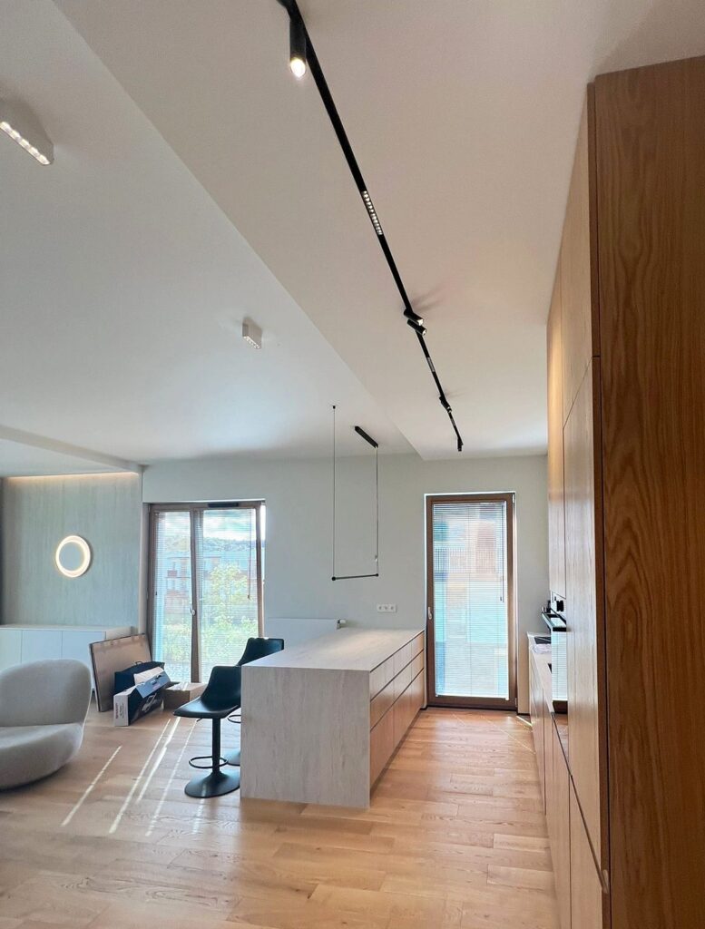 widok na salon i wyspę w aneksie kuchennym, apartament w Gdyni