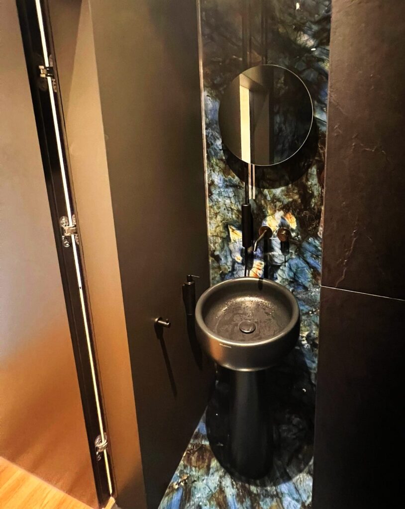 umywalka w WC, apartament w Gdyni