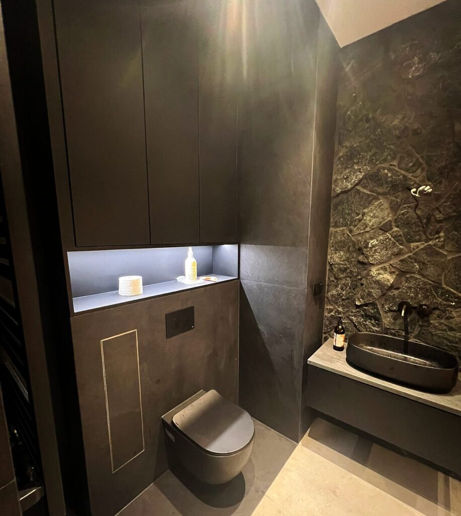łazienka z WC w ciemnej tonacji, apartament w Gdyni