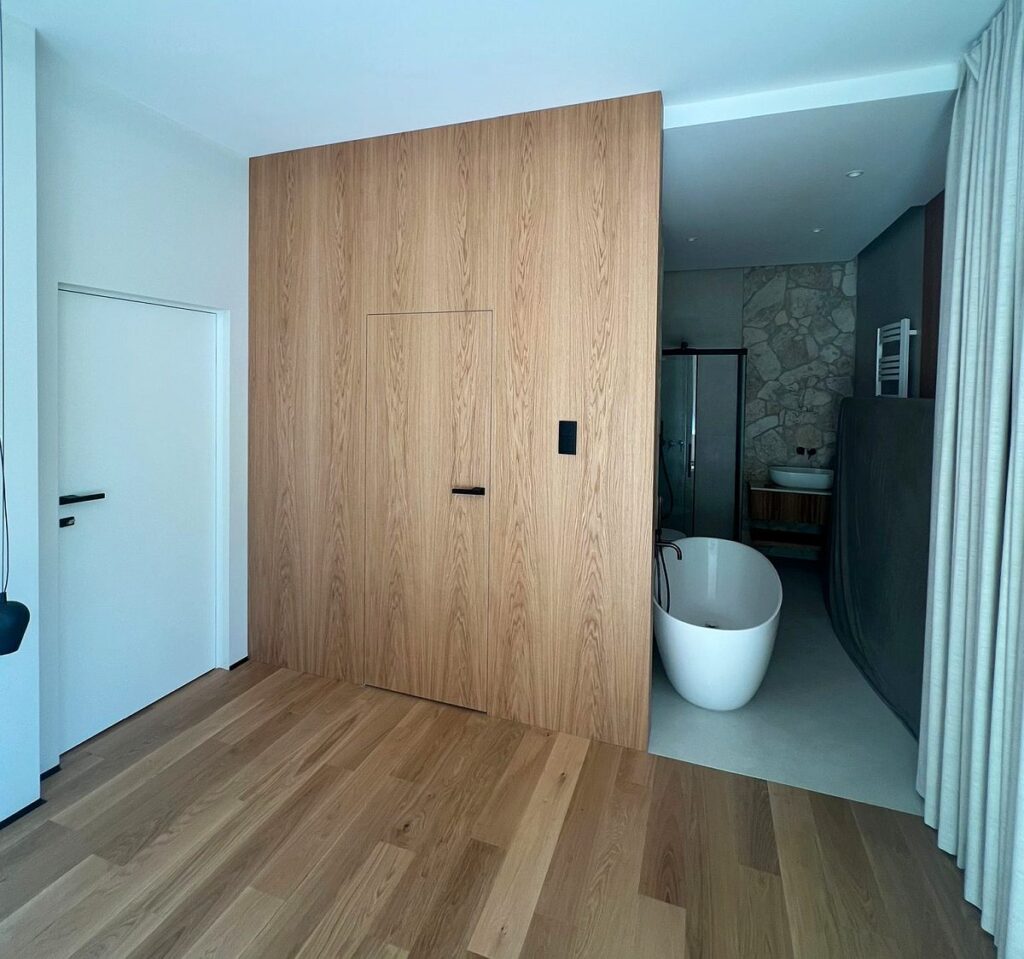 widok na pokój i przylegającą do niego łazienkę, apartament w Gdyni