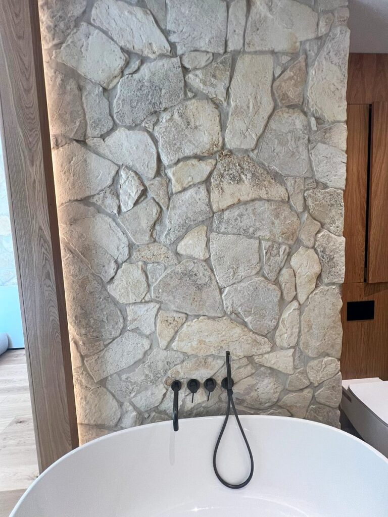 łazienka - widok na ścianę nad wanną i baterię ścienną, apartament w Gdyni