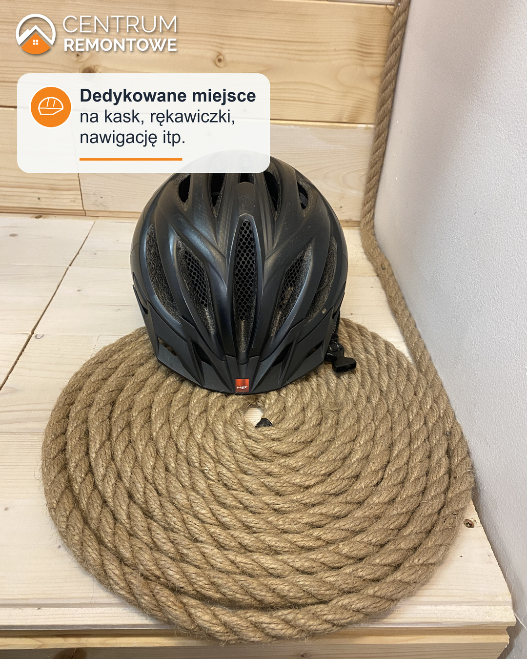 Kask rowerowy na zwiniętej linie na ławce przy drewnianej ścianie z naszym autorskim uchwytem na rower