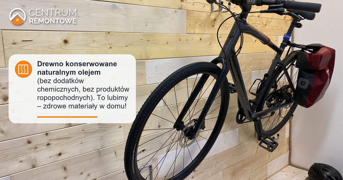 Rower na drewnianej ścianie zabezpieczonej naturalnym olejem, widok od strony przedniego koła