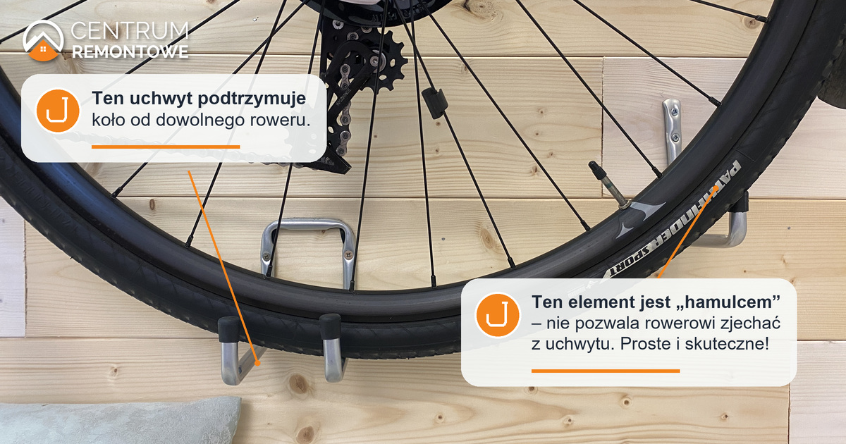 Tylne koło na haku i hak blokujący koło przed zsunięciem. Jest to część uchwytu na rower umieszczonego na ozdobnej drewnianej ścianie.
