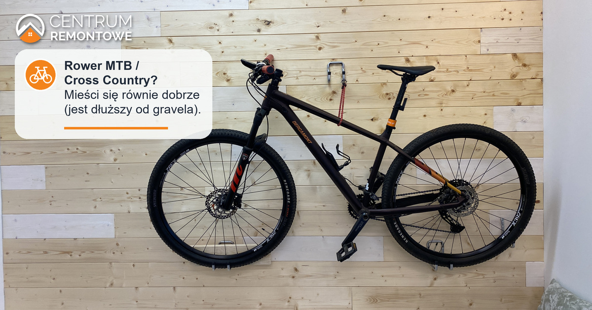 Rower górski (MTB / XC / cross country) umieszczony na uchwycie na drewnianej ścianie - ten sam uchwyt pasuje także do innych rowerów (np. gravel, miejski, turystyczny)