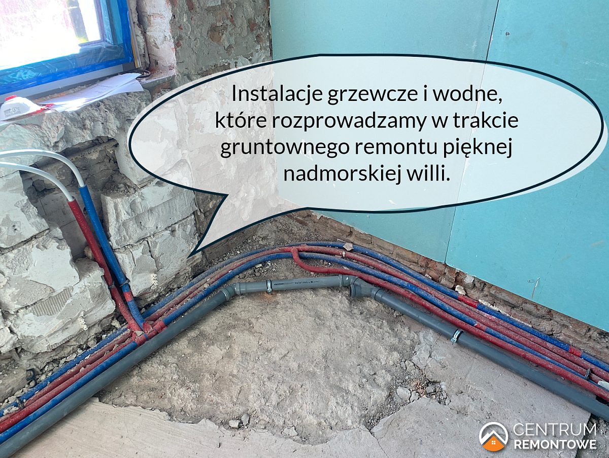 Rury wody zimnej i ciepłej oraz kanalizacyjna ułożone na podłodze pomieszczenia podczas gruntownego remontu.