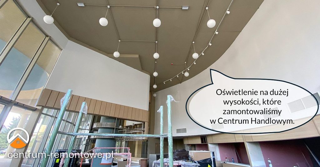 Montaż oświetlenia, który wykonaliśmy na dużej wysokości w centrum handlowym.