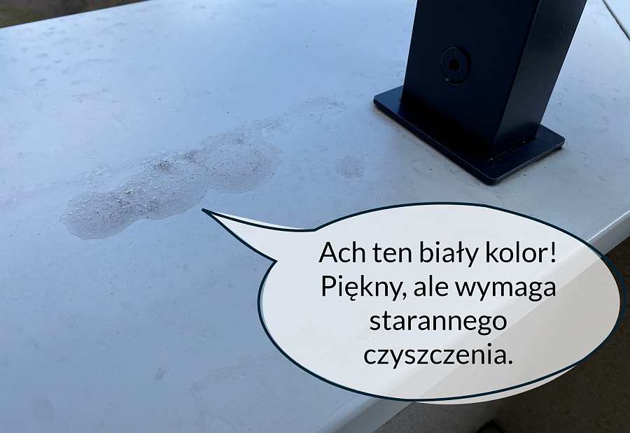 Biały kolor elementów budynku wymaga częstego mycia, aby utrzymać estetykę.