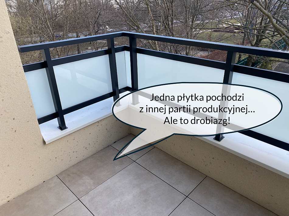 Odbiór mieszkania jest najeżony pułapkami. Na tym przykładzie - płytka na balkonie z innej partii - różnica kolorystyczna.