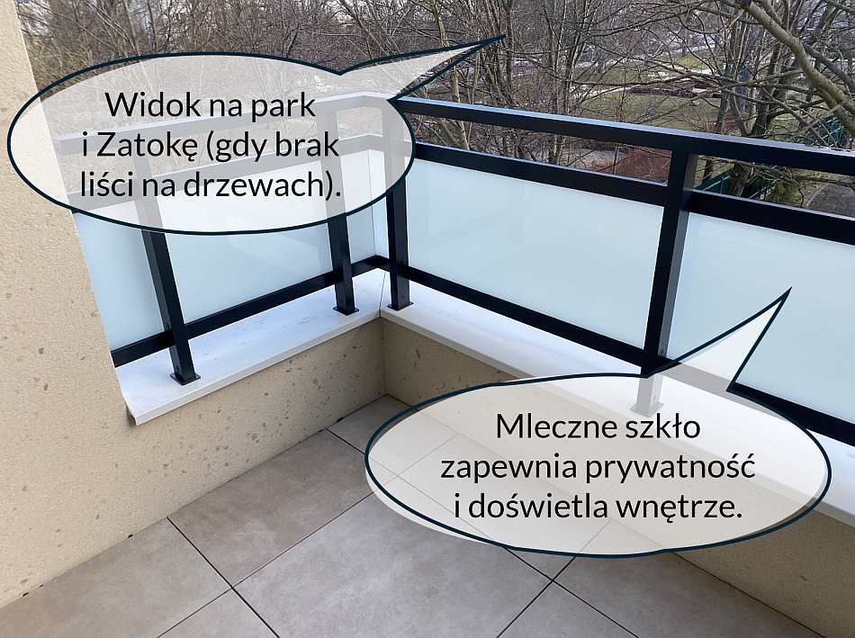 Widok na balkon i pokazanie jego zalet - widok i typ barierek z mlecznym szkłem.