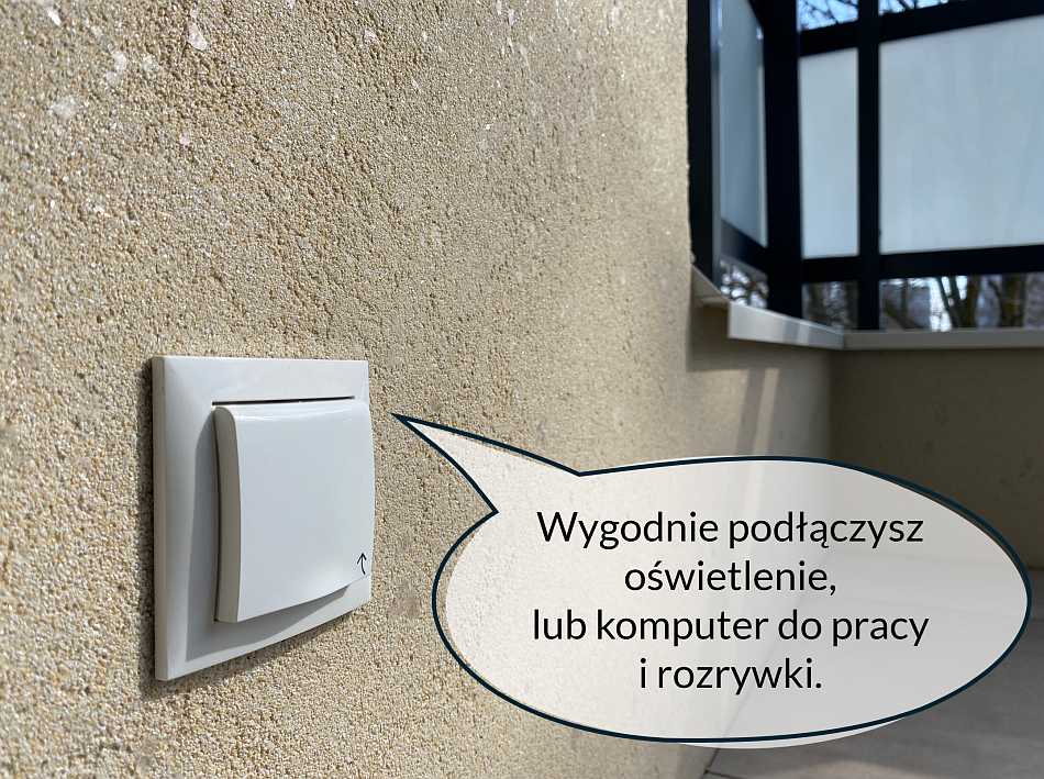 Gniazdko elektryczne na balkonie - praktyczne rozwiązanie.