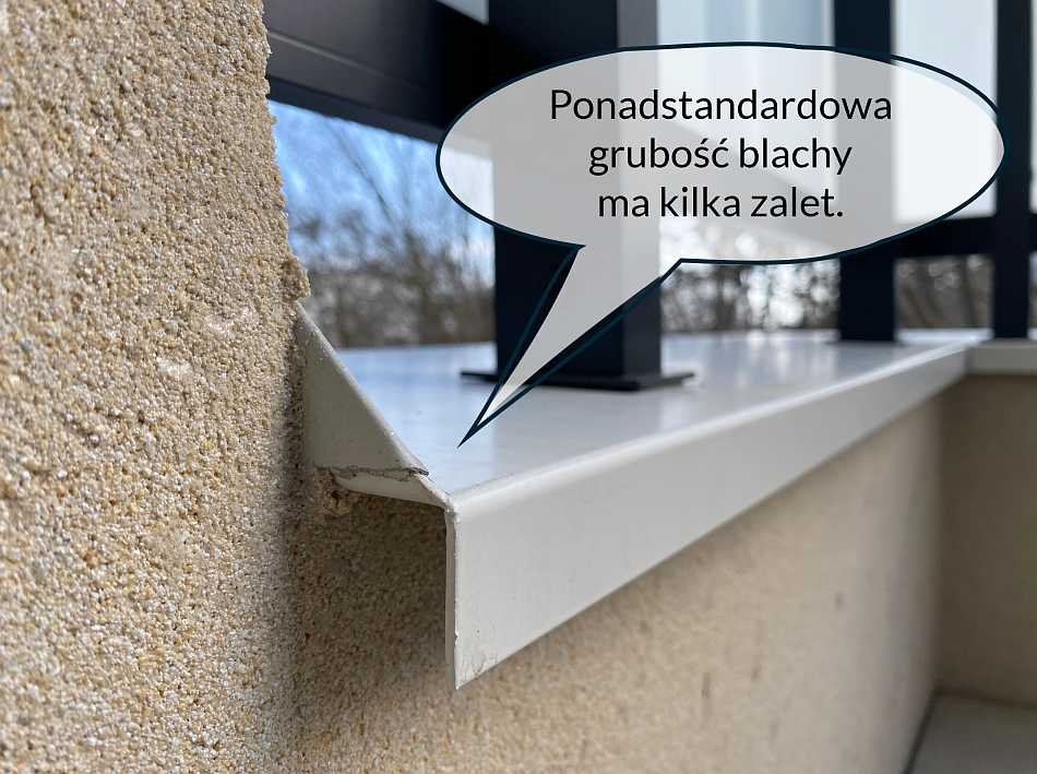 Blacha opierzeniowa na balkonie.