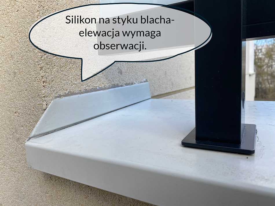 Połączenie blachy opierzeniowej na balkonie z tynkiem - przykład.