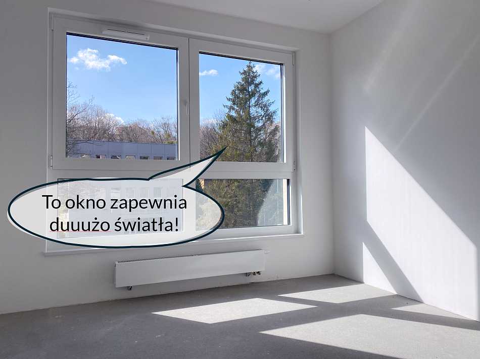 Duże okno zapewnia wspaniałą ilość światła w mieszkaniu.