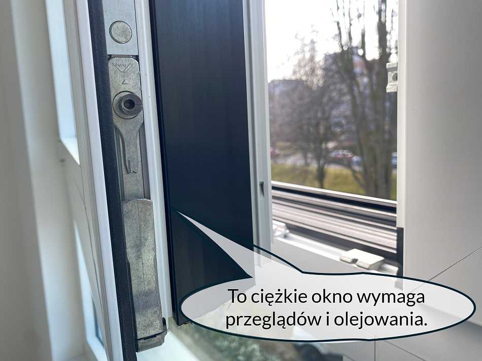 Szerokie i ciężkie ramy okienne wymagają starannej konserwacji (regulacja i olejowanie), aby prawidłowo działały.