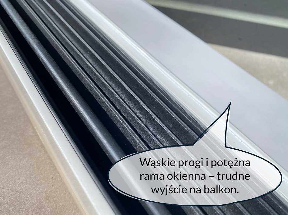 Szerokie okno balkonowe wymaga dobrze zaprojektowanego progu balkonowego (aby można było wygodnie wyjść na zewnątrz).