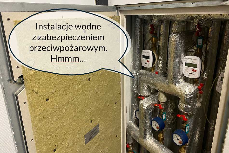 Szafka z instalacjami wodnymi na korytarzu - zabezpieczona przeciwpożarowo na życzenie inspektora.