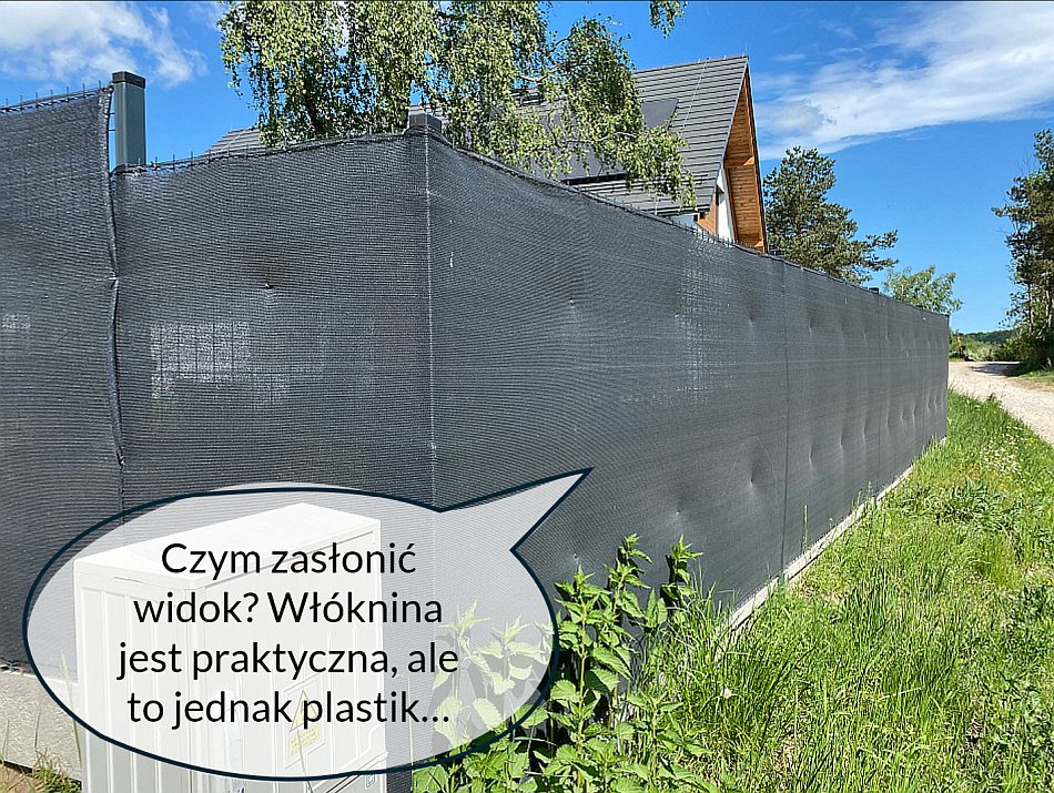 Płot panelowy owinięty plastikową włókniną, która ogranicza widoczność (trudniej osobom postronnym zajrzeć na działkę).