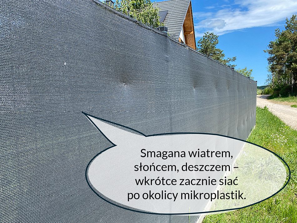 Płot panelowy owinięty plastikową włókniną, która ogranicza widoczność (trudniej osobom postronnym zajrzeć na działkę).