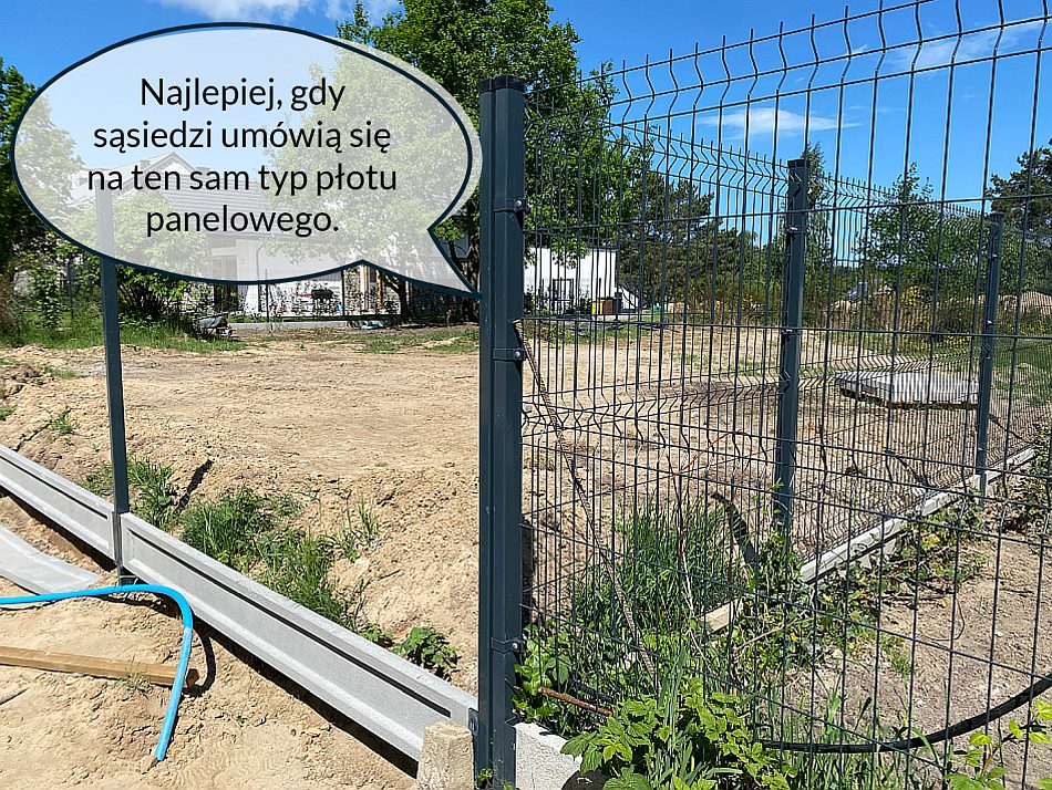 Płot panelowy - widok na miejsce, gdzie łączą się v