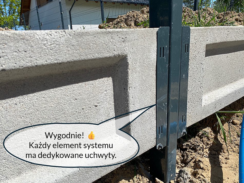 Płot panelowy - widok na podstawę z betonu i elementy montażowe.