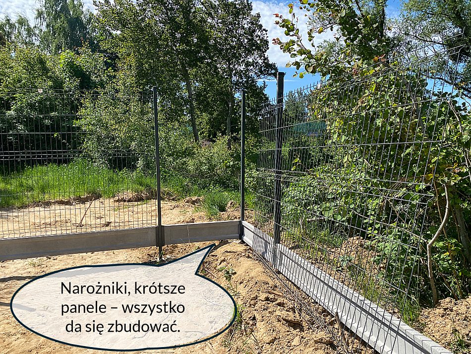 Płot panelowy - narożnik ogrodzenia, który czeka na wykończenie.