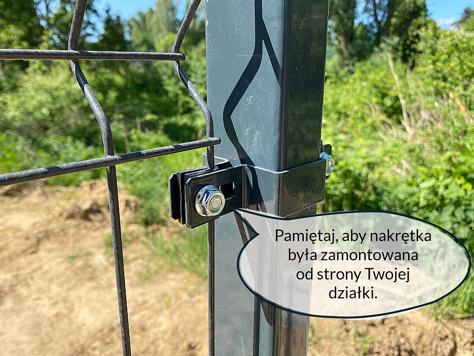 Płot panelowy - zbliżenie na obejmę i śruby łączące odcinki siatki stalowej.