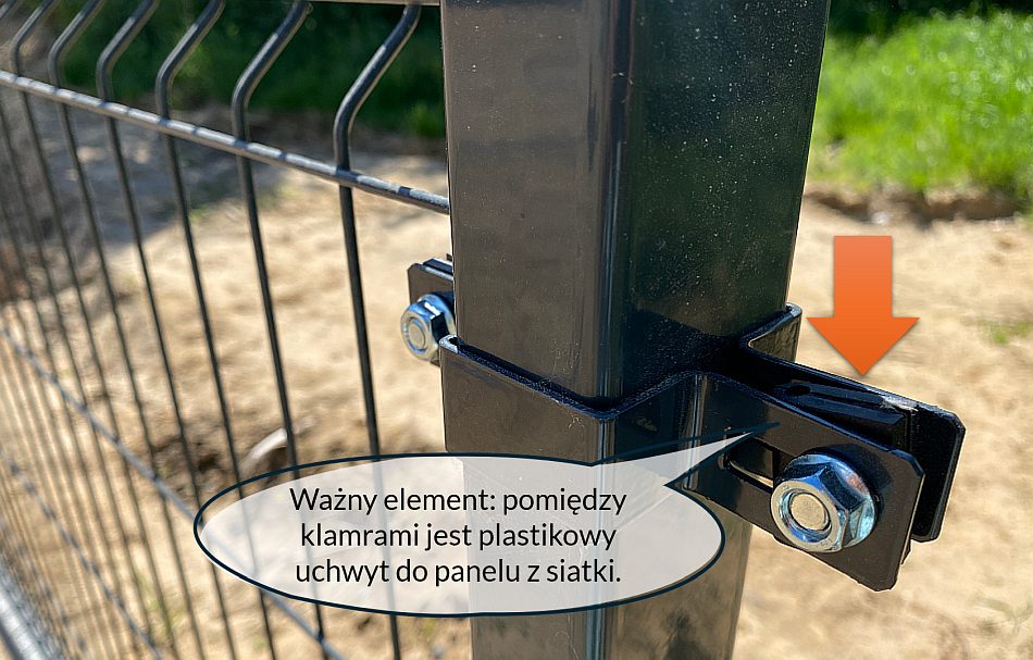Płot panelowy - zbliżenie na obejmy łączące odcinki siatki stalowej.