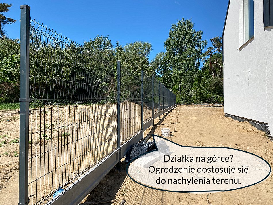Płot panelowy na działce budowlanej, która jest nachylona. Bez problemu można go dostosować.