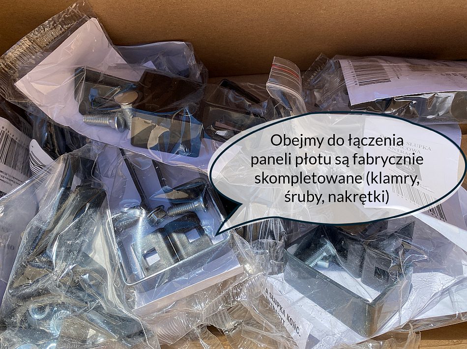 Elementy prefabrykowane do łączenia paneli ogrodzenia z siatki stalowej.