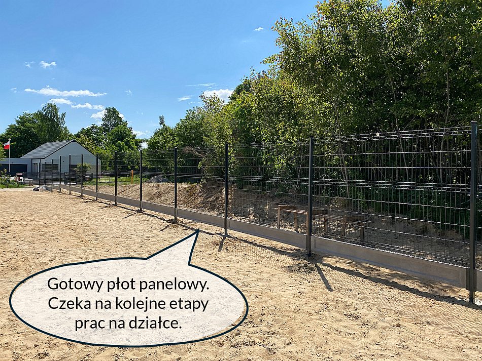Płot panelowy wzniesiony na działce budowlanej.